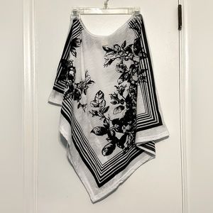 Woman’s floral blouse black and white whit a one arm sleeveless.